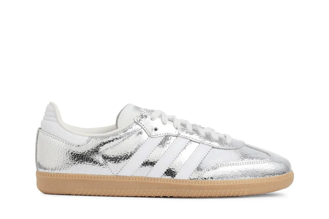 Tênis Adidas Samba OG Silver Metallic Cracked Leather Prateado vista lateral