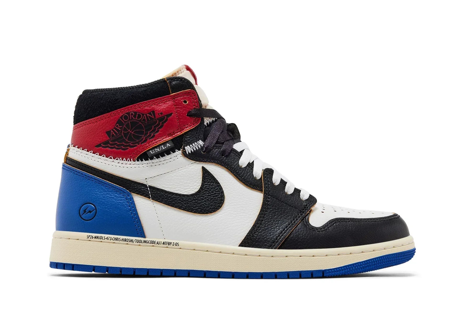Tênis Air Jordan 1 High Fragment Design x Union LA Varsity Red Branco vista lateral