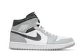 Tênis Air Jordan 1 Mid Light Smoke Grey Cinza vista lateral