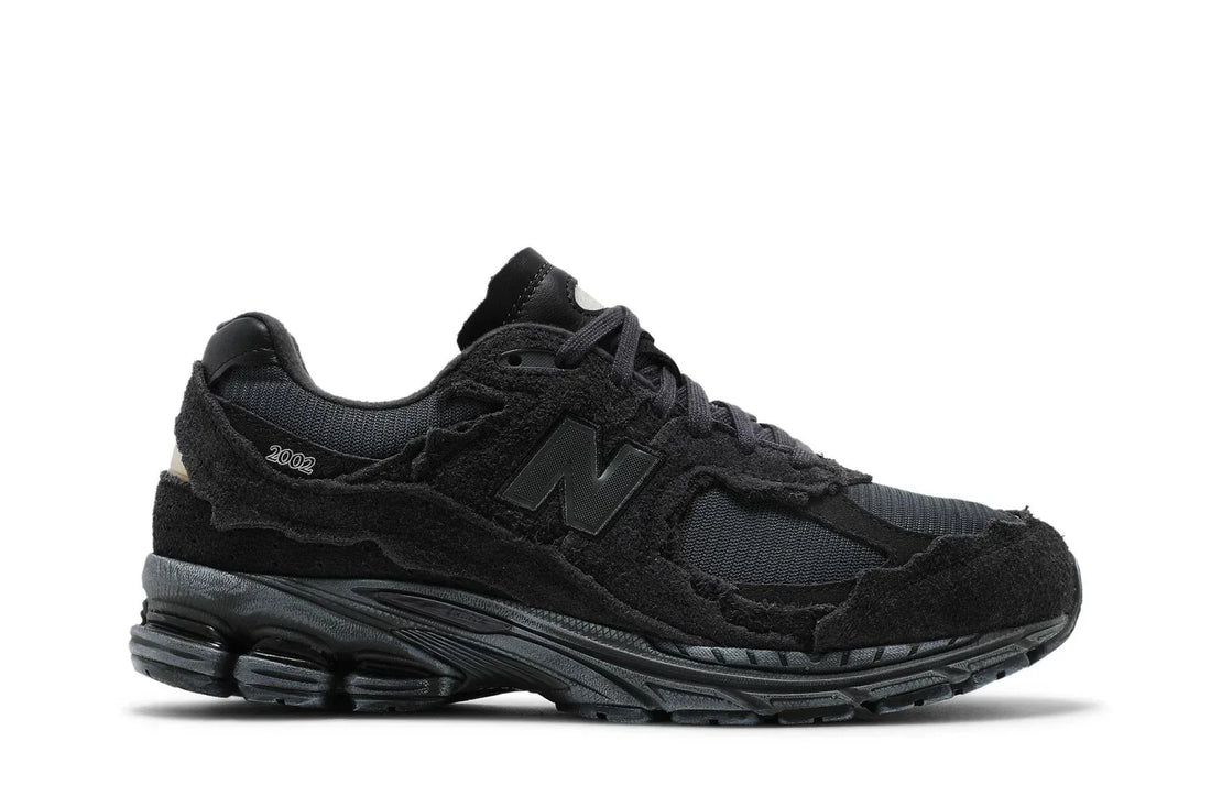 Tênis New Balance 2002R Protection Pack Phantom Cinza Camurça Mesh Preto vista lateral