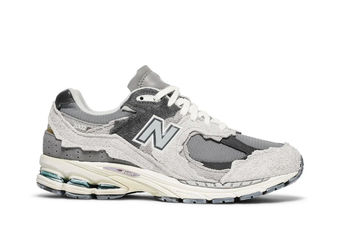 Tênis New Balance 2002R Protection Pack Rain Cloud Suede Mesh Cinza vista lateral