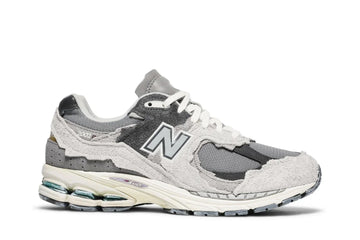 Tênis New Balance 2002R Protection Pack Rain Cloud Suede Mesh Cinza vista lateral