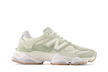 Tênis New Balance 9060 Garter Snake Pearl Grey Verde vista lateral