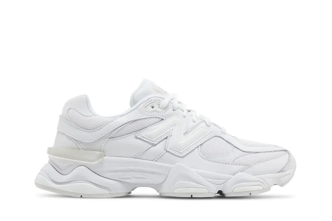 Tênis New Balance 9060 Triple White vista lateral