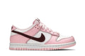 Tênis Nike Dunk Low Pink Red White Rosa vista lateral