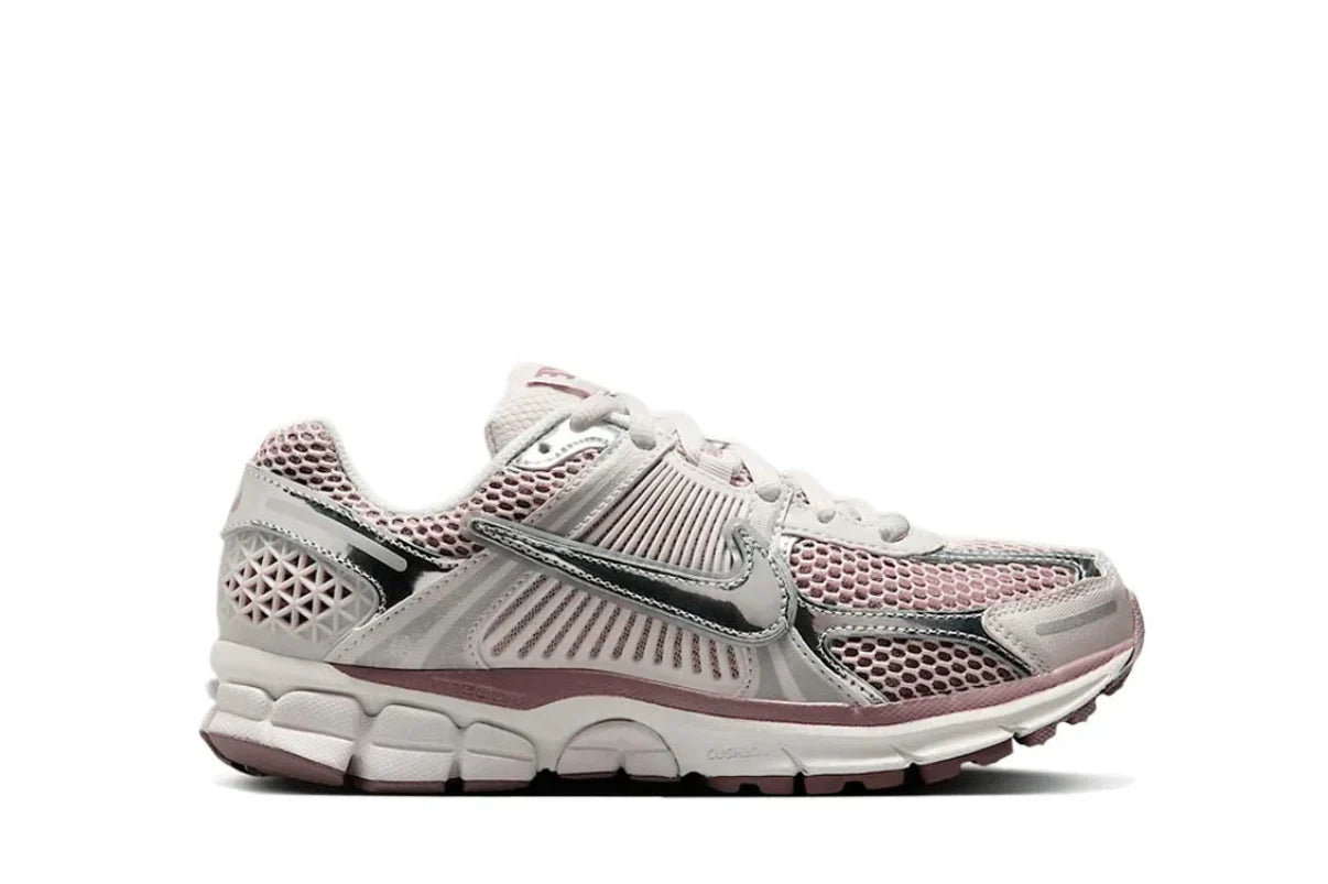 Tênis Nike Zoom Vomero 5 Metallic Silver Platinum Violet Prateado/Violeta vista lateral