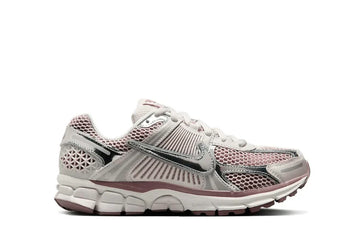 Tênis Nike Zoom Vomero 5 Metallic Silver Platinum Violet Prateado/Violeta vista lateral