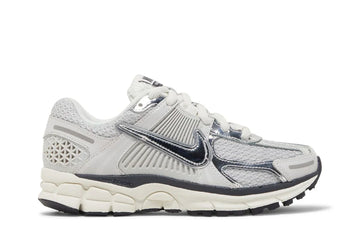 Tênis Nike Zoom Vomero 5 Photon Dust Metallic Silver Cinza vista lateral