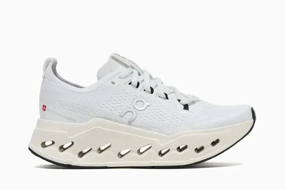 Tênis On Running Cloudsurfer Max Triple White vista lateral