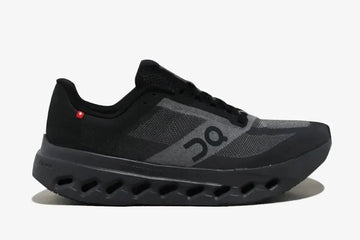 Tênis On Running Cloudsurfer Next Black Eclipse vista lateral