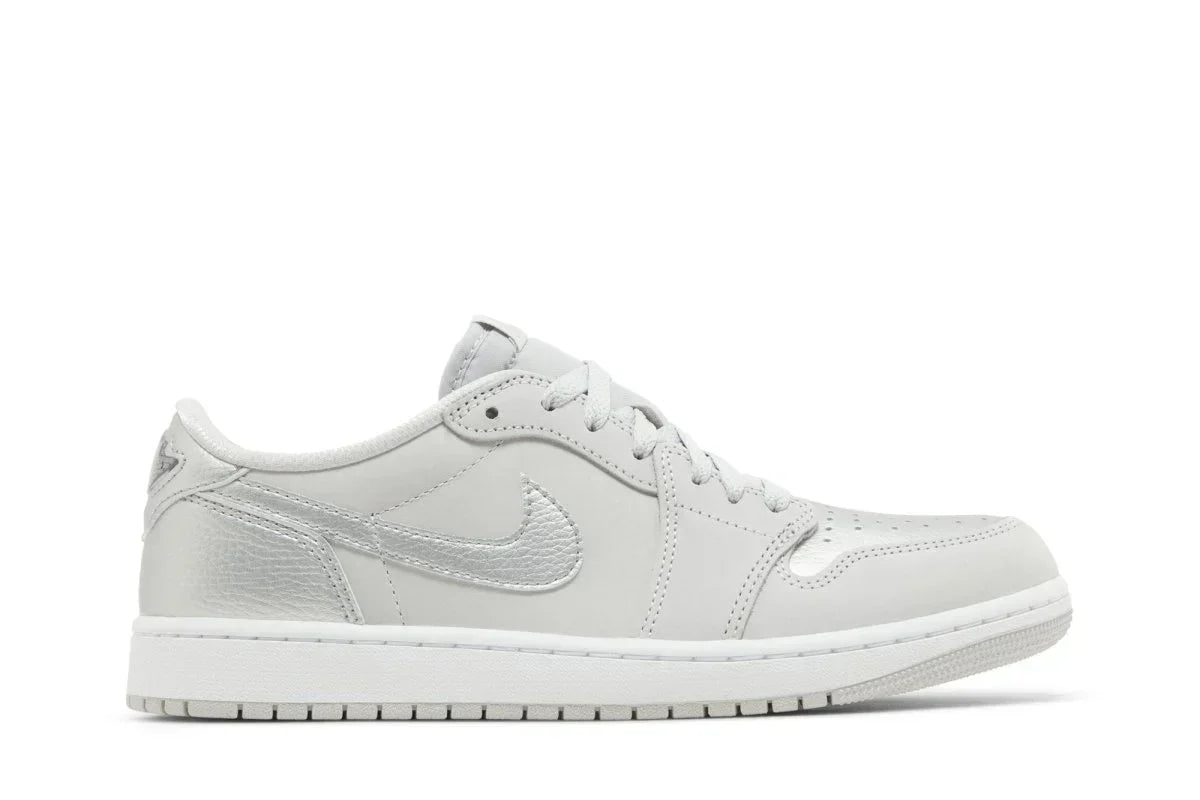 Tênis Air Jordan 1 Low Og Metallic Silver Cinza vista lateral