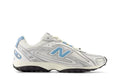 Tênis New Balance 204L Silver Metallic Sky Prateado vista lateral