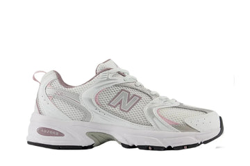 Tênis New Balance 530 Ice Wine Prata vista lateral