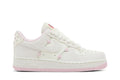 Tênis Nike Air Force 1 Low Valentines Day (2025) Branco vista superior