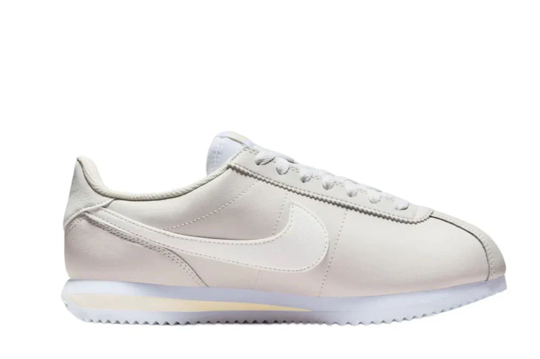 Tênis Nike Cortez Leather Phantom Coconut Bege vista lateral
