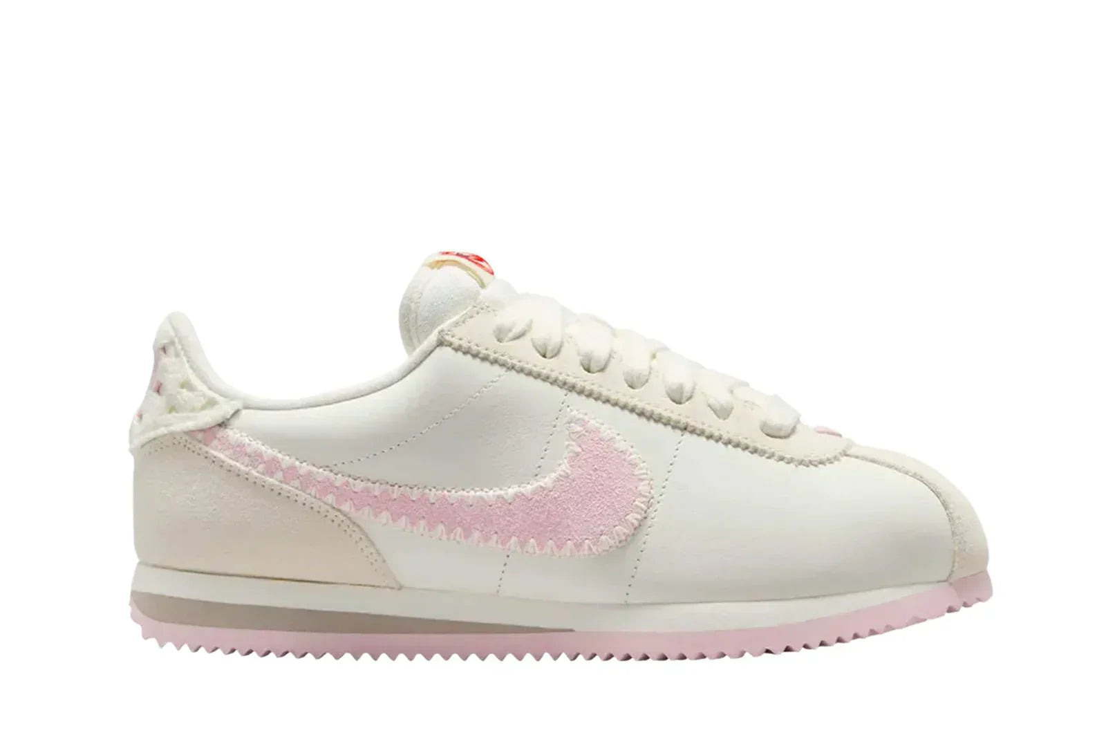 Tênis Nike Cortez Valentines Day (2025) Off White vista lateral