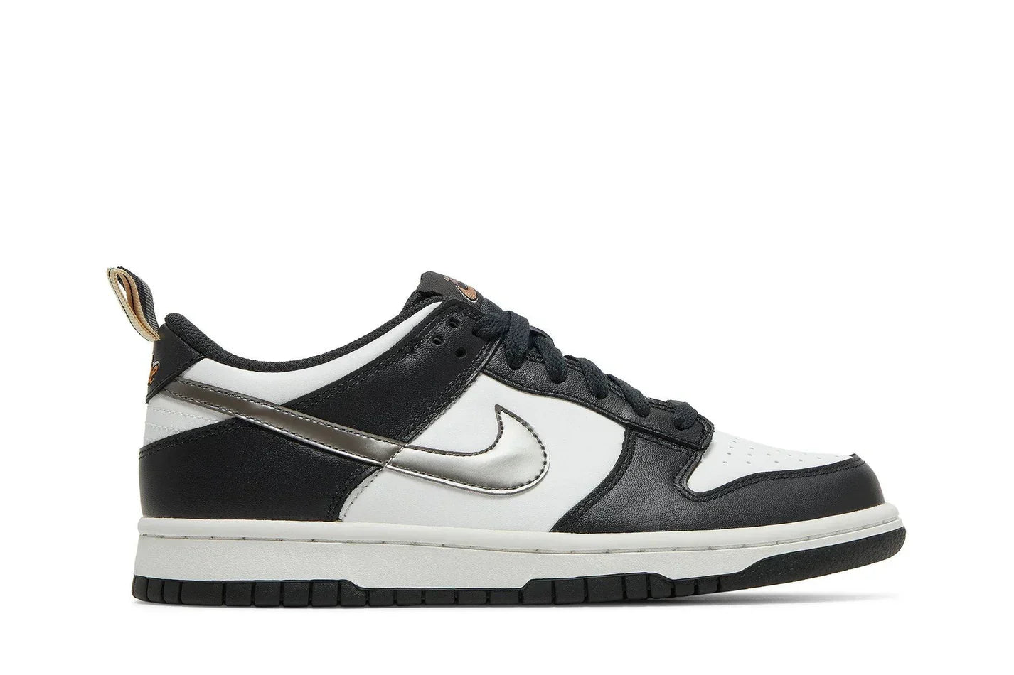 Tênis Nike Dunk Low GS Black/White Metallic Preto detalhe do material