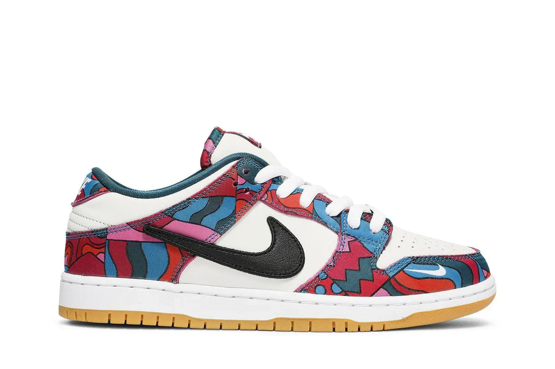 Tênis Parra x Nike SB Dunk Low Pro Abstract Art Colorido vista lateral