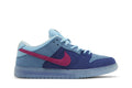 Tênis Run The Jewels x Dunk Low SB 4/20 Azul vista lateral